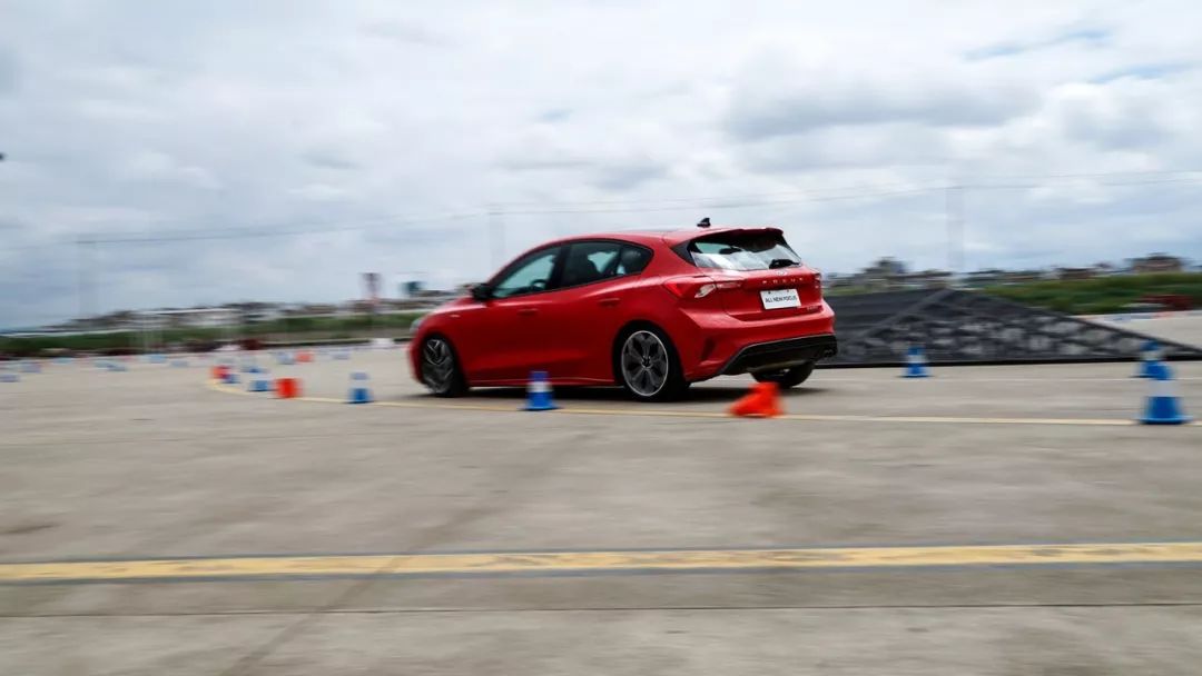 试驾新一代福特福克斯,福特福克斯和思域哪个好