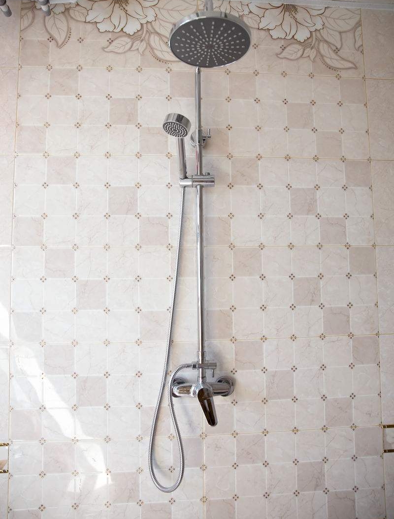 花洒头被水垢堵了怎么解决,家里淋浴花洒堵了该如何解决