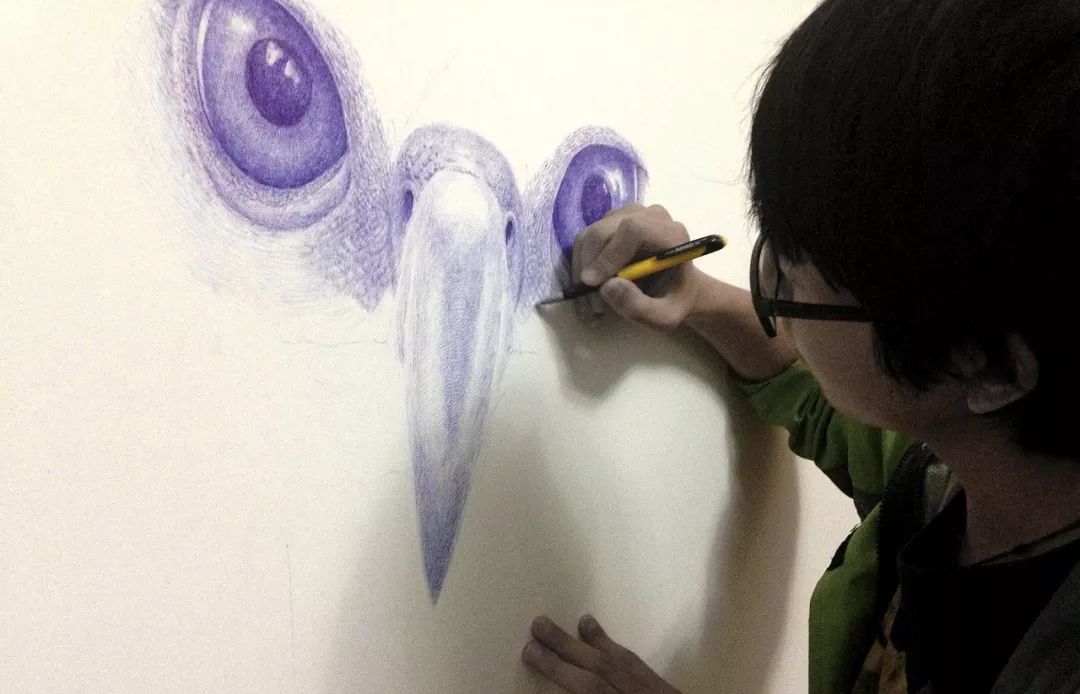 他用一支圆珠笔,画满了整个墙,刷爆了朋友圈!