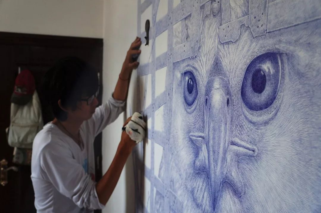 他用一支圆珠笔,画满了整个墙,刷爆了朋友圈!