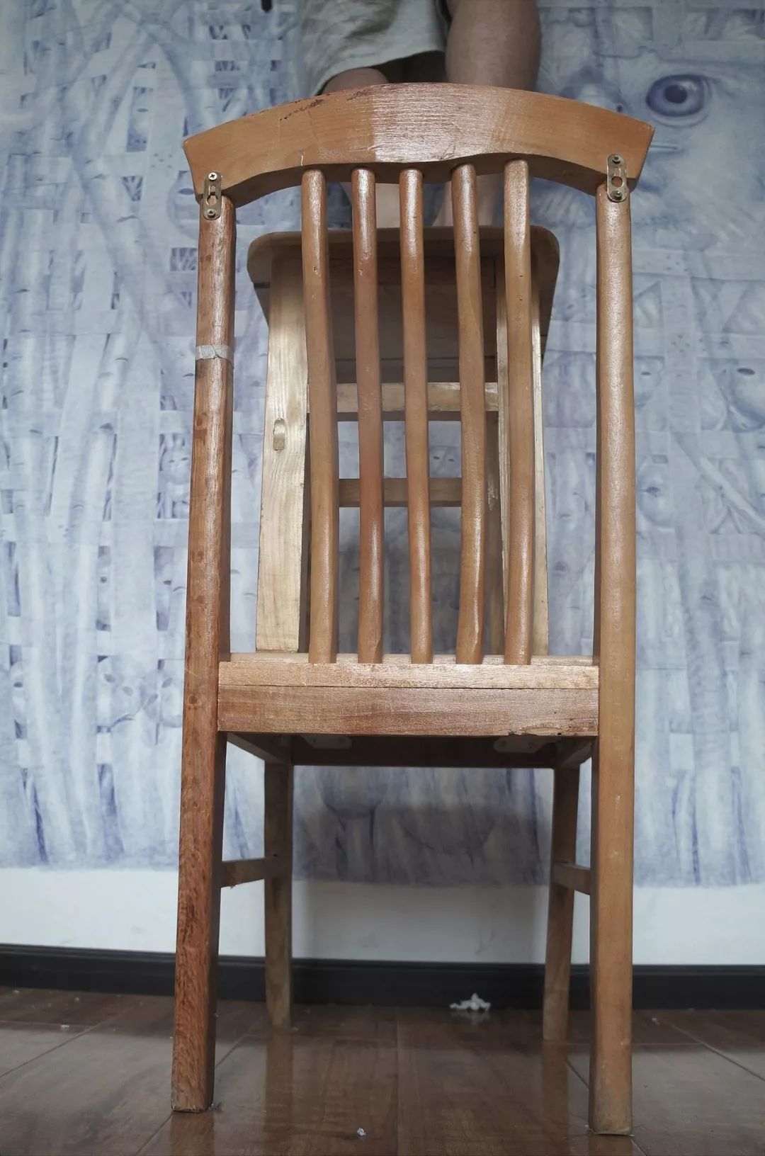 他用一支圆珠笔,画满了整个墙,刷爆了朋友圈!