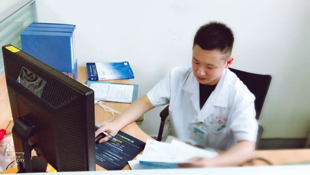 咳嗽水当饮料喝，6岁姐妹花被紧急送往医院