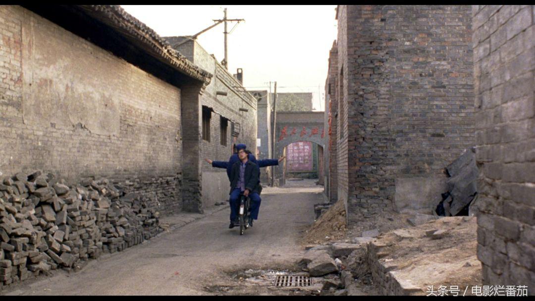 用脸盆喝酒的年代一去不返,明明是江湖片,却拍出了30年世道人心