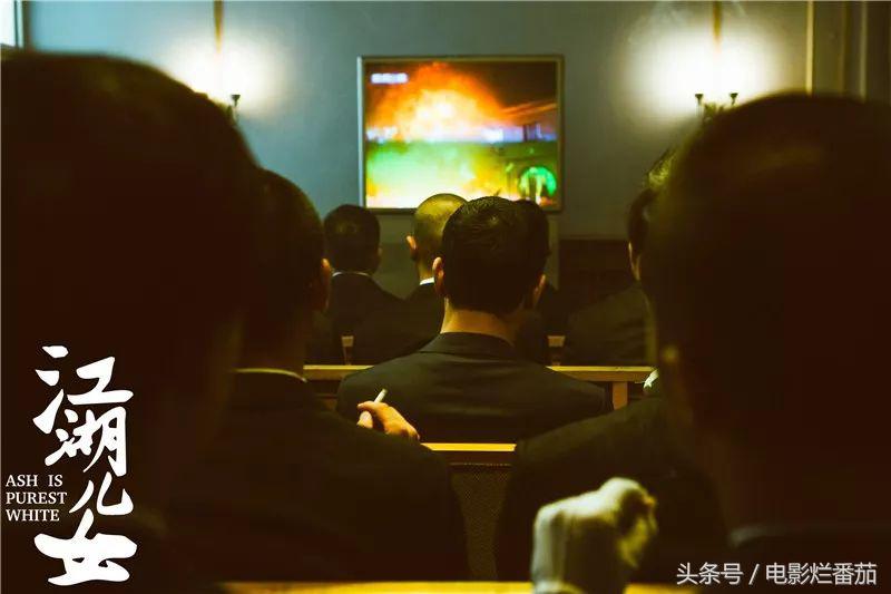 用脸盆喝酒的年代一去不返,明明是江湖片,却拍出了30年世道人心