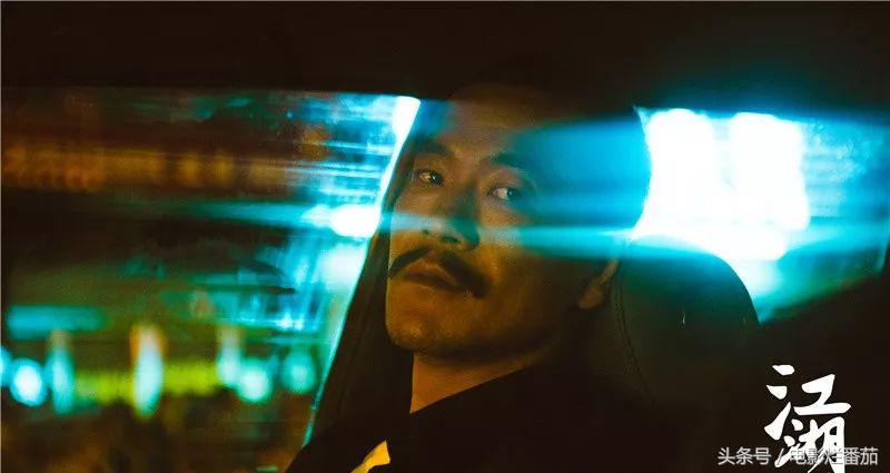 用脸盆喝酒的年代一去不返,明明是江湖片,却拍出了30年世道人心