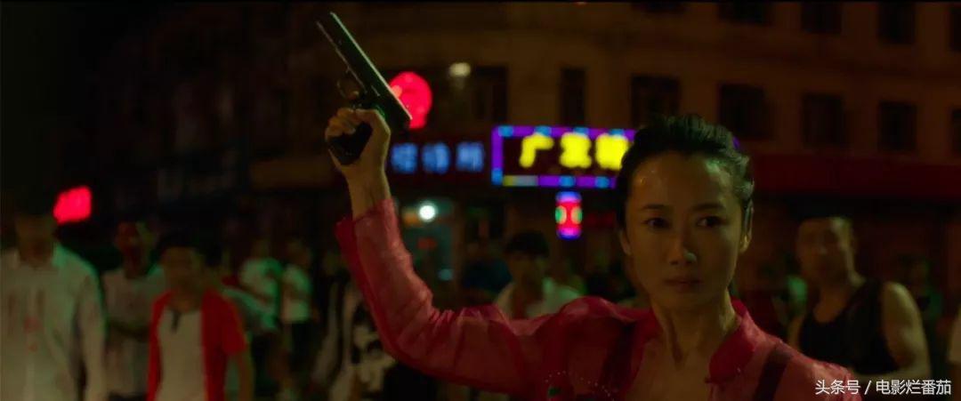 用脸盆喝酒的年代一去不返,明明是江湖片,却拍出了30年世道人心