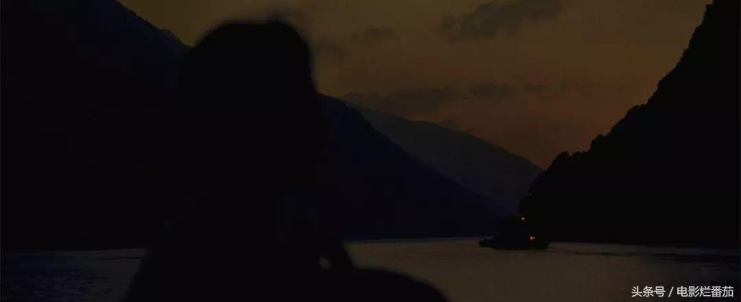 用脸盆喝酒的年代一去不返,明明是江湖片,却拍出了30年世道人心