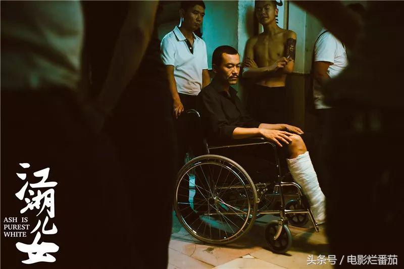 用脸盆喝酒的年代一去不返,明明是江湖片,却拍出了30年世道人心