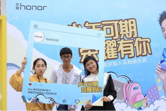 王俊凯晒成王大陆，难道是我大学打开方式错了？