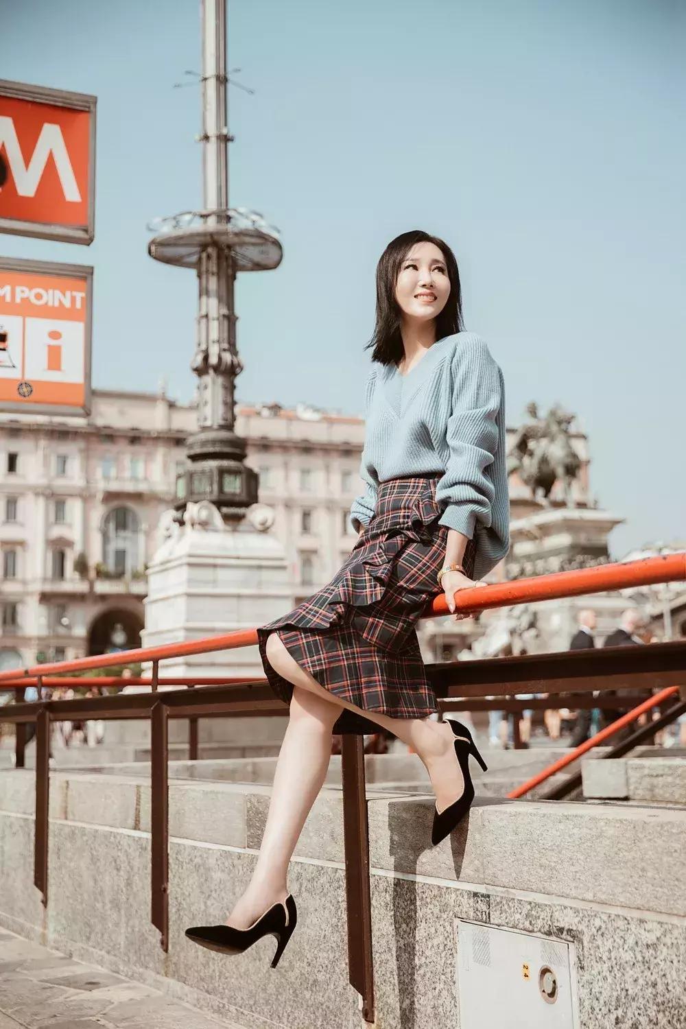 贝拉哈迪德穿深v套装,贝拉哈迪德夏季开衫