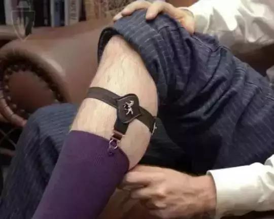 贝拉哈迪德穿深v套装,贝拉哈迪德夏季开衫