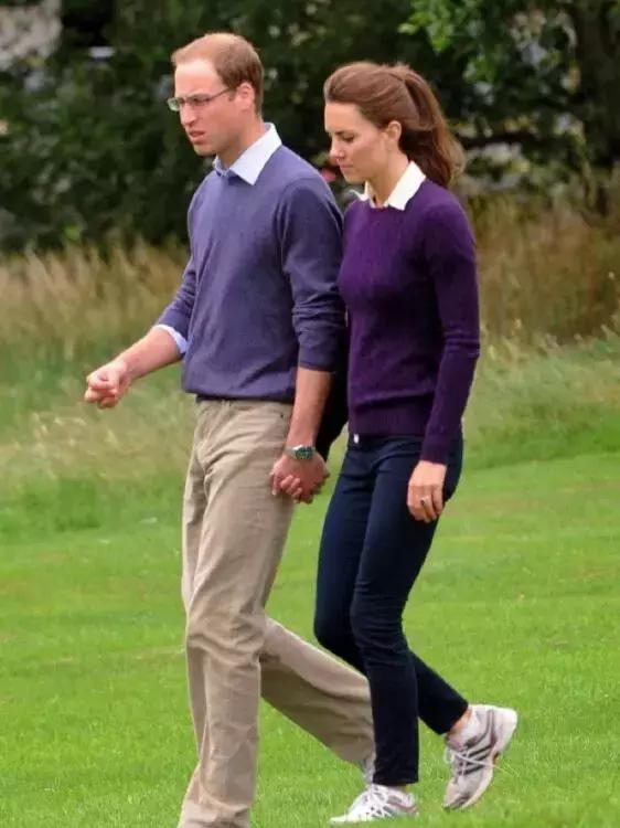 贝拉哈迪德穿深v套装,贝拉哈迪德夏季开衫