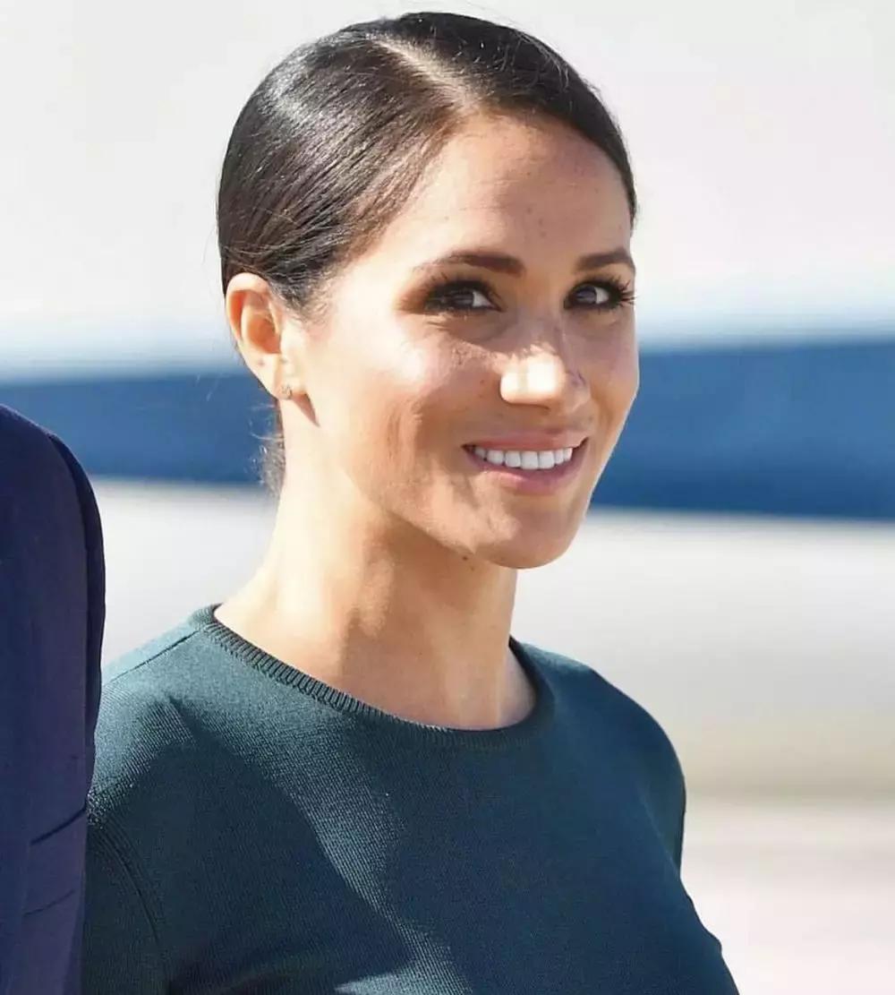 贝拉哈迪德穿深v套装,贝拉哈迪德夏季开衫