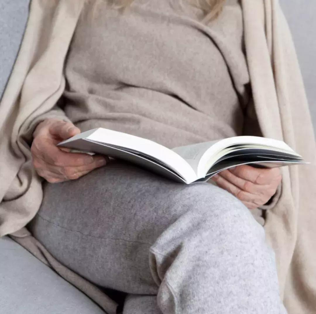 贝拉哈迪德穿深v套装,贝拉哈迪德夏季开衫