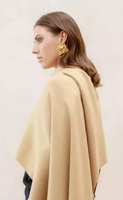 贝拉哈迪德穿深v套装,贝拉哈迪德夏季开衫