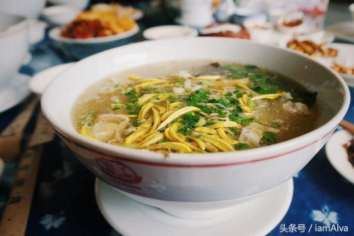 简单介绍一下云南过桥米线,云南特色美食过桥米线和酸辣米线