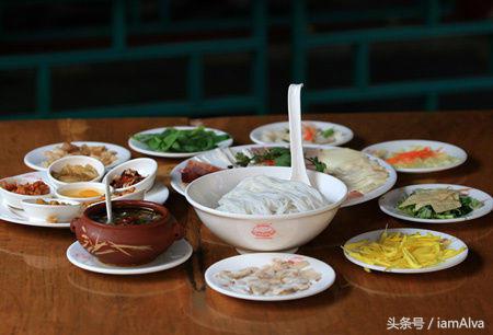 简单介绍一下云南过桥米线,云南特色美食过桥米线和酸辣米线