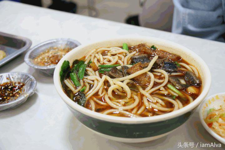 简单介绍一下云南过桥米线,云南特色美食过桥米线和酸辣米线