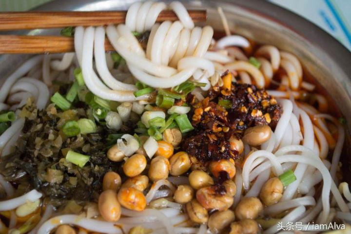 简单介绍一下云南过桥米线,云南特色美食过桥米线和酸辣米线
