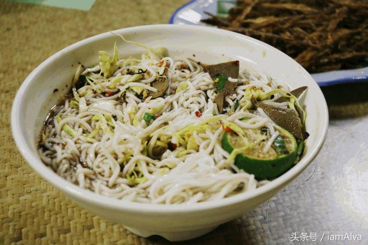 简单介绍一下云南过桥米线,云南特色美食过桥米线和酸辣米线