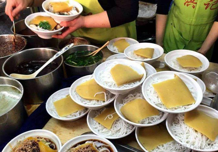 简单介绍一下云南过桥米线,云南特色美食过桥米线和酸辣米线