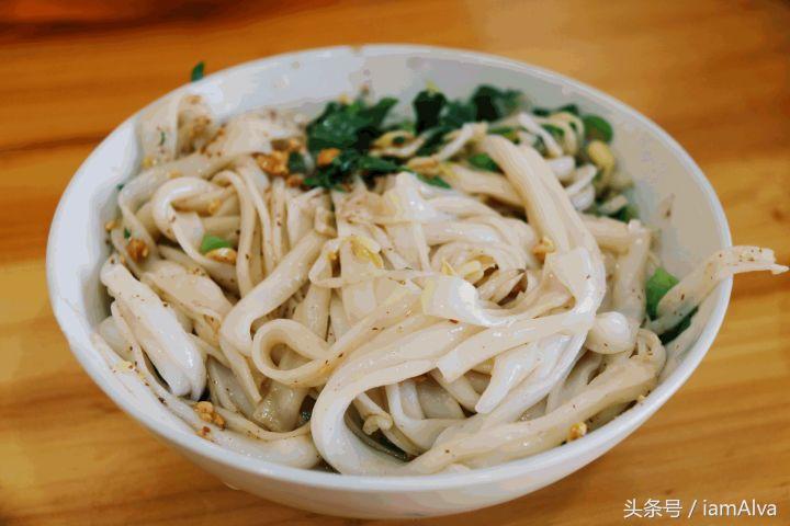 简单介绍一下云南过桥米线,云南特色美食过桥米线和酸辣米线
