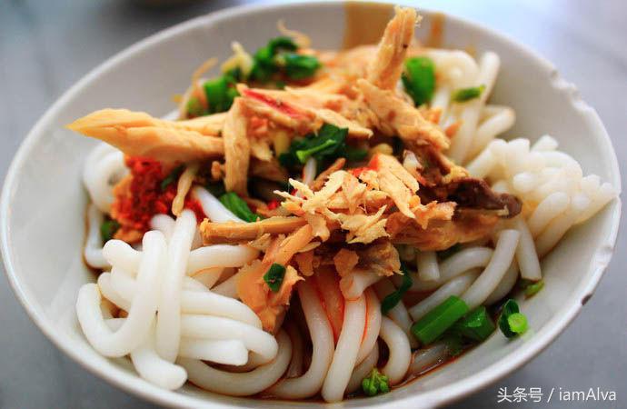 简单介绍一下云南过桥米线,云南特色美食过桥米线和酸辣米线