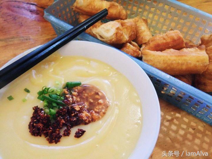 简单介绍一下云南过桥米线,云南特色美食过桥米线和酸辣米线