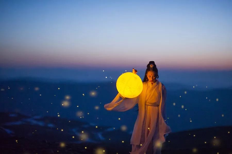 当这些经典咏月古诗译成英文,同样如此唯美