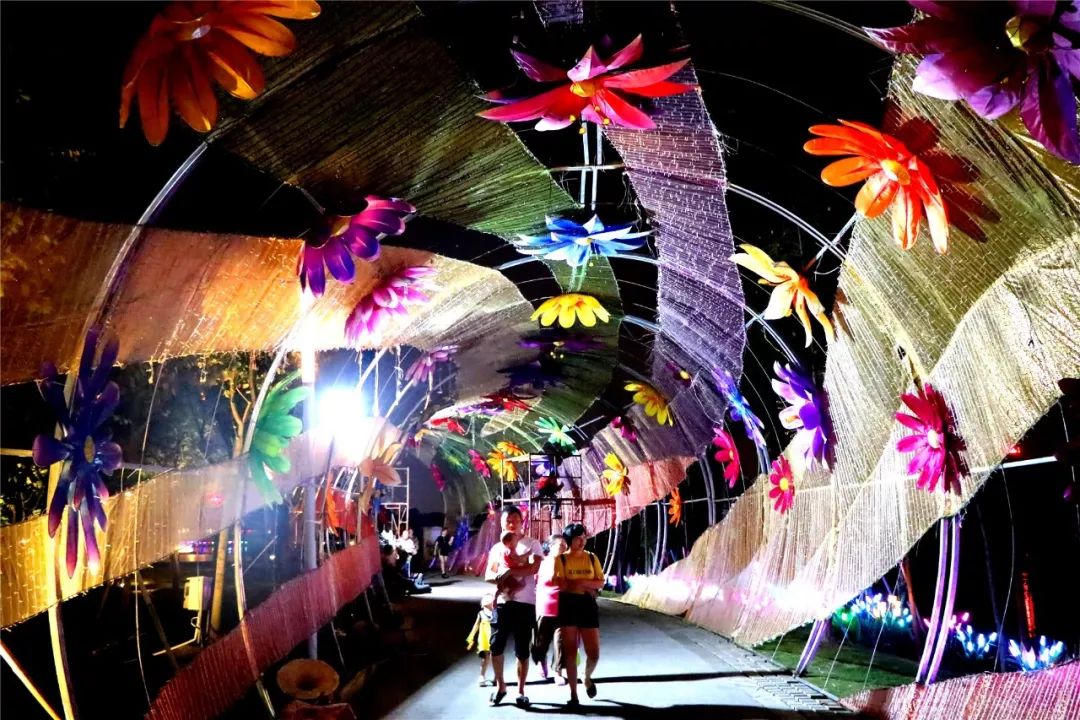 美美美！现在起到10月底，佛山这个超靓灯会喊你来约会，免费！