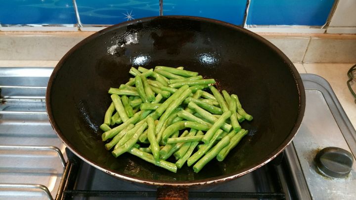 炒菜油溅到衣服上用什么能洗掉,炒菜油溅到脸上怎么办才不留痕迹