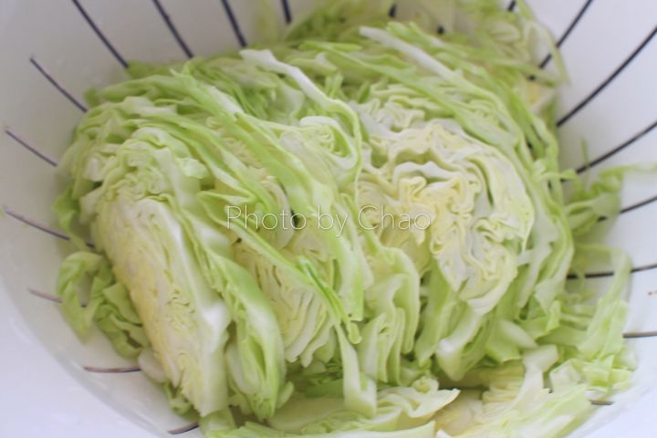 炒菜油溅到衣服上用什么能洗掉,炒菜油溅到脸上怎么办才不留痕迹