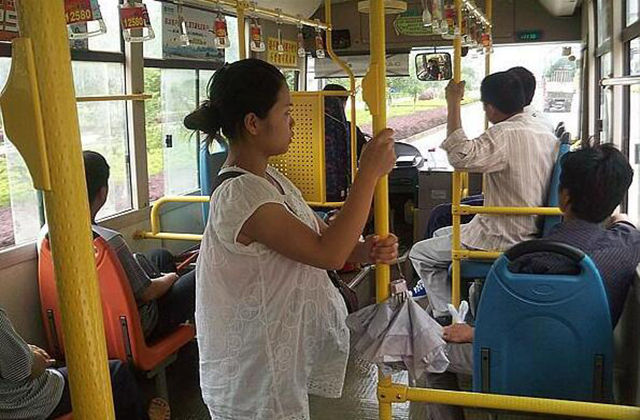 孕妇开车突然肚子疼,孕妇在大巴车上突然肚子疼厉害