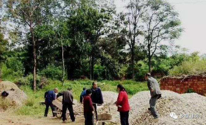 农村大叔自建房低成本,农村花30万建的小别墅