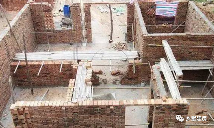 农村大叔自建房低成本,农村花30万建的小别墅