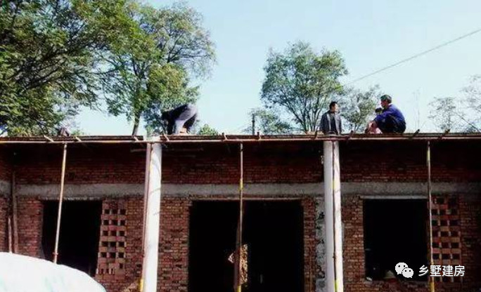 农村大叔自建房低成本,农村花30万建的小别墅