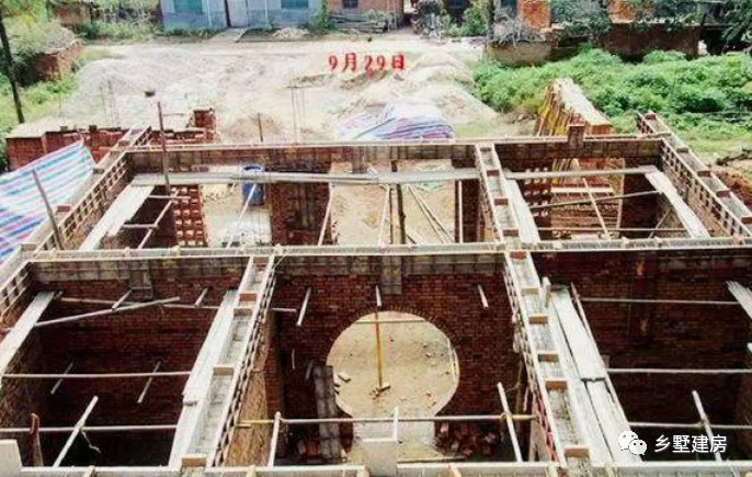 农村大叔自建房低成本,农村花30万建的小别墅