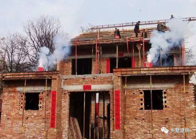 农村大叔自建房低成本,农村花30万建的小别墅