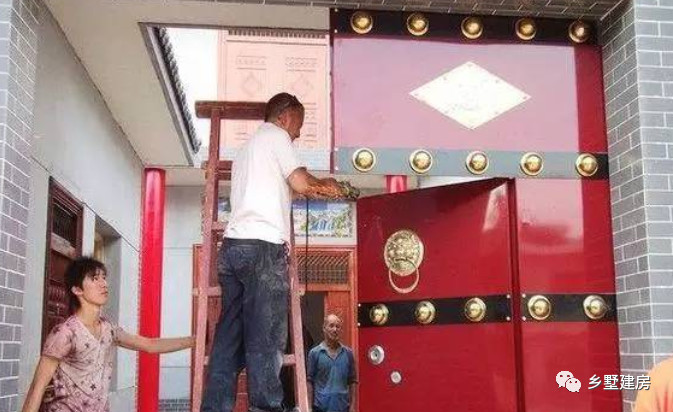 农村大叔自建房低成本,农村花30万建的小别墅