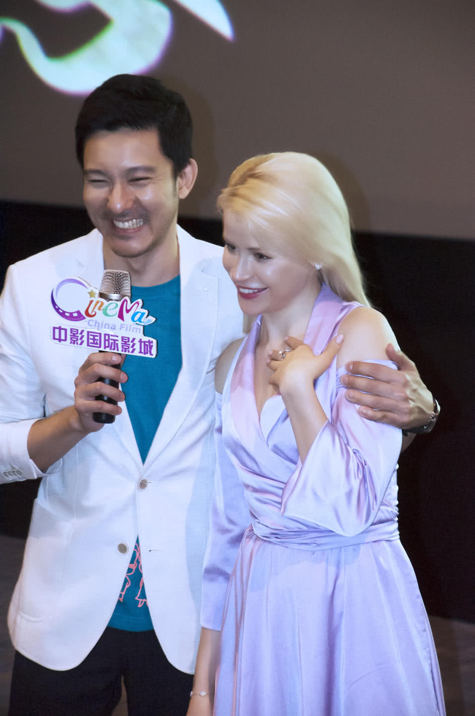 梦丽Maria亮相《冷恋时代》苏州路演互动中化身“心灵导师”