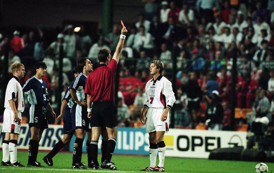 c罗为什么要罚红牌,c罗红牌引热议会遭到怎样的处罚