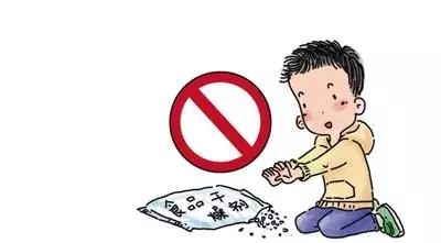 食品干燥剂遇水爆炸伤眼睛图片,误吞干燥剂眼球被溶化