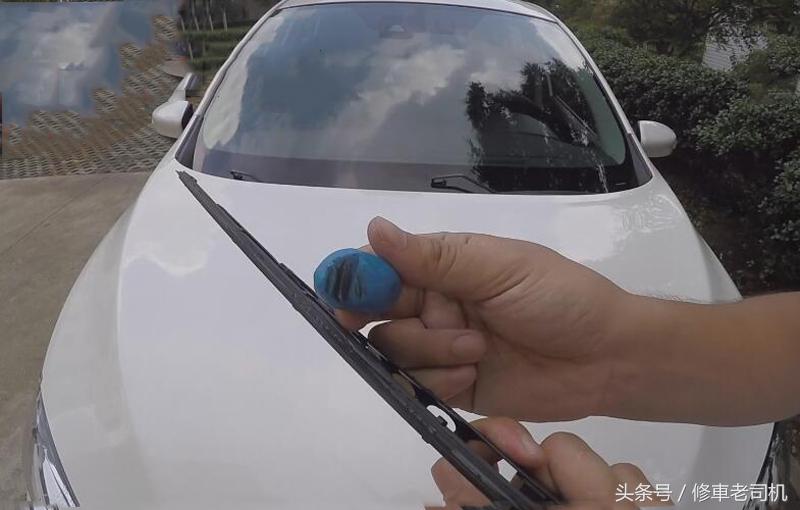 晚上前挡风玻璃看不清怎么办,汽车前挡风玻璃模糊反光清理妙招