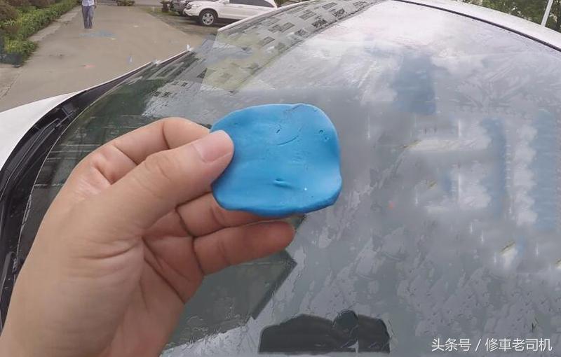 晚上前挡风玻璃看不清怎么办,汽车前挡风玻璃模糊反光清理妙招