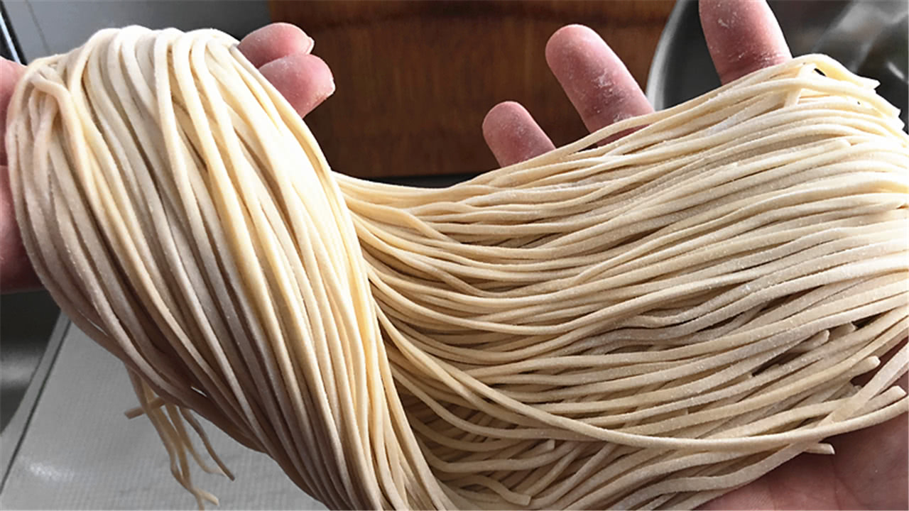 手擀面怎么把面条弄得劲道,手擀面做面条简单又好吃的方法