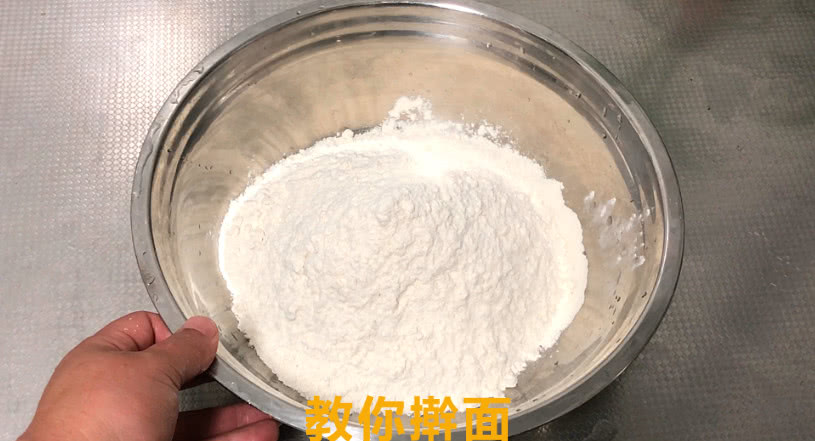 手擀面怎么把面条弄得劲道,手擀面做面条简单又好吃的方法