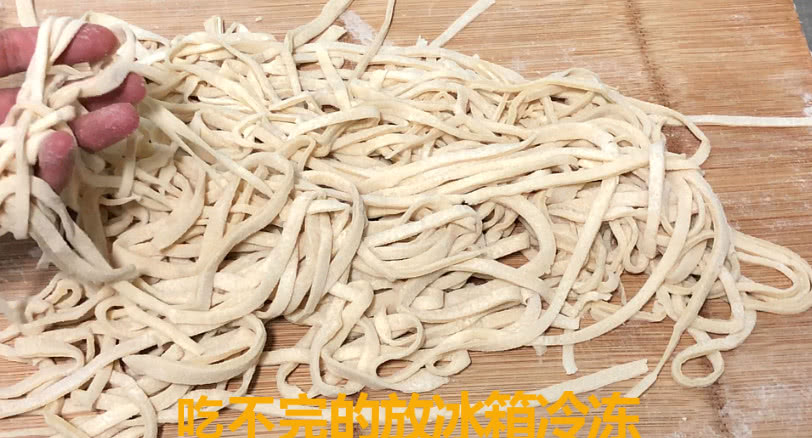 手擀面怎么把面条弄得劲道,手擀面做面条简单又好吃的方法
