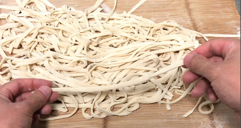 手擀面怎么把面条弄得劲道,手擀面做面条简单又好吃的方法