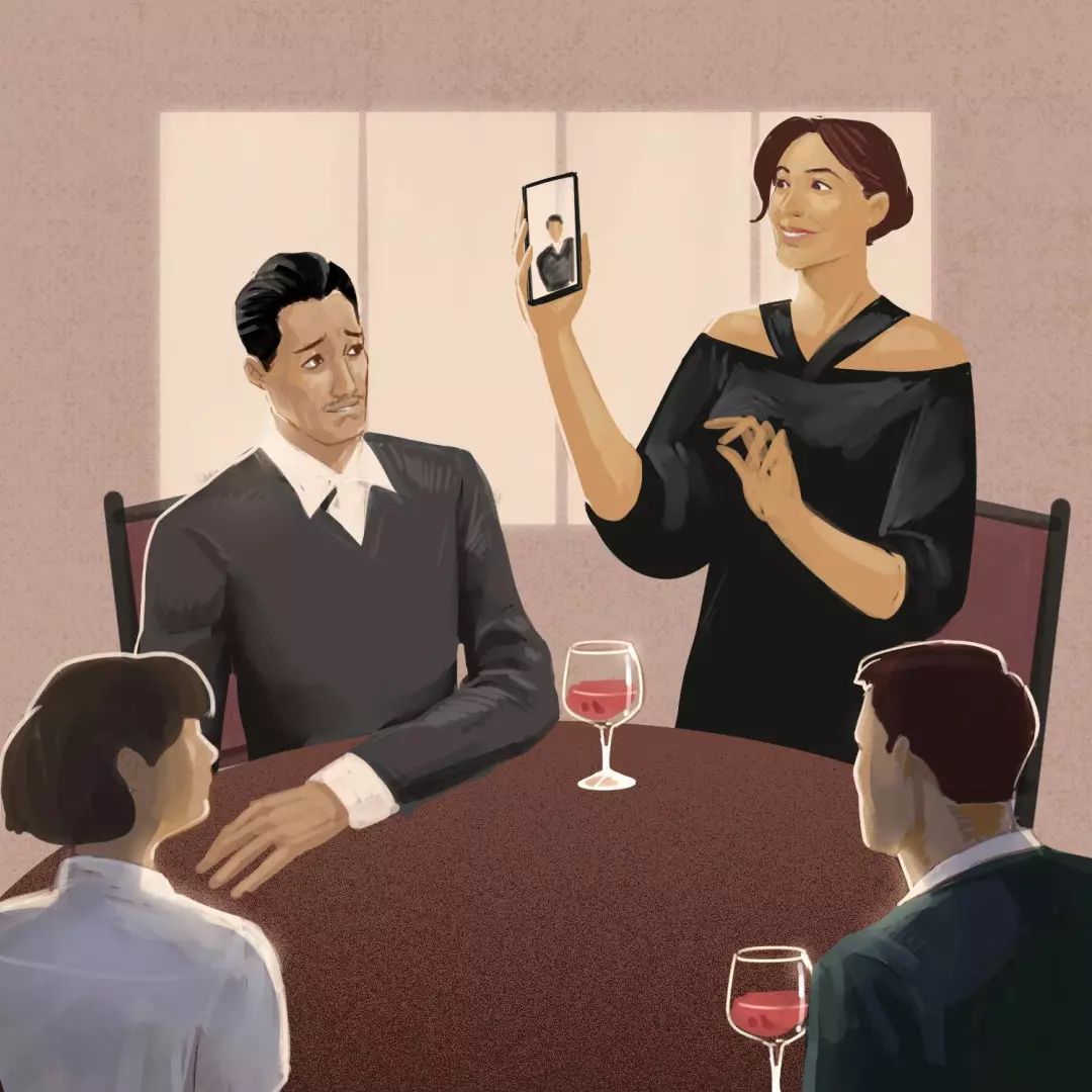 中产阶级的家庭聚会什么样？打扮成嫦娥藏礼物箱，为了20万的全瓷牙一口螃蟹也不吃，一场没有硝烟的攀比战争