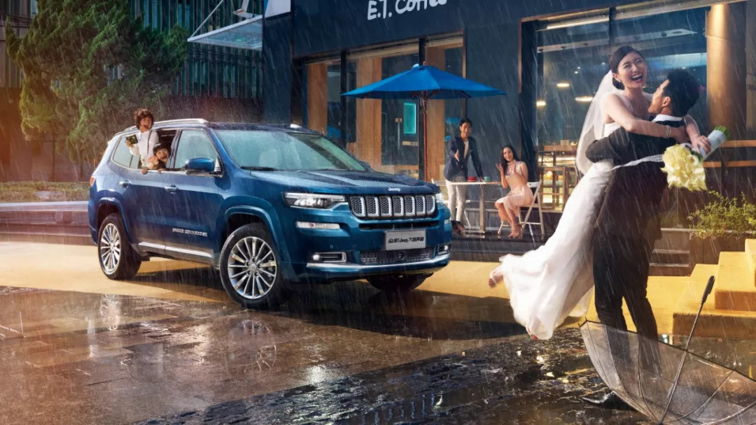 中产阶级的家庭聚会什么样？打扮成嫦娥藏礼物箱，为了20万的全瓷牙一口螃蟹也不吃，一场没有硝烟的攀比战争